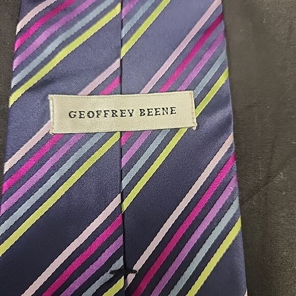 GEOFFREY BEENE 100% Silk Repp Tie Navy W/pink,plum,prpl,green 60" Long 3-7/8" W - Picture 3 of 5
